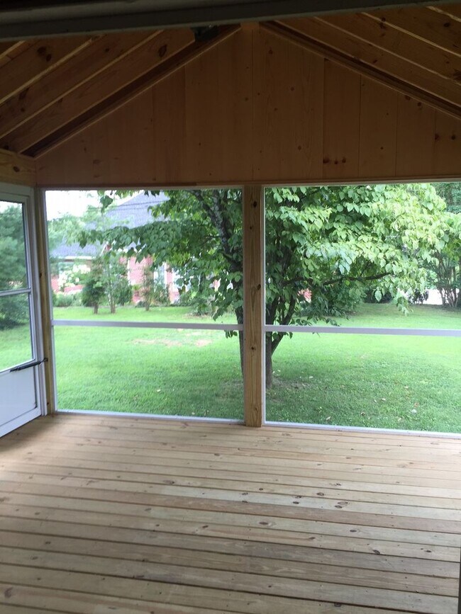 Building Photo - 1218 W White Oak Dr