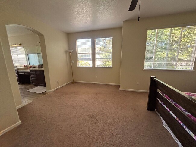 Building Photo - 9829 Waterfowl Dr