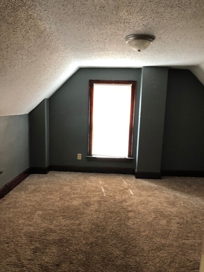 Building Photo - 3 bedroom/2 bath home