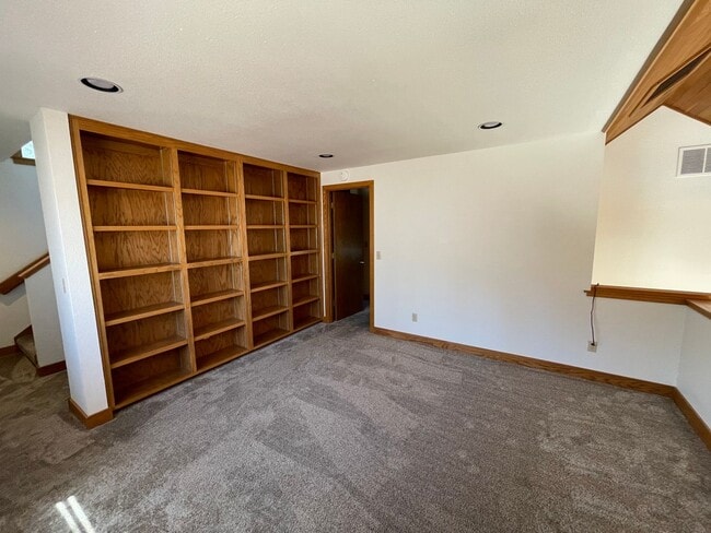 Building Photo - Lovely, Spacious Home with Stunning view o...