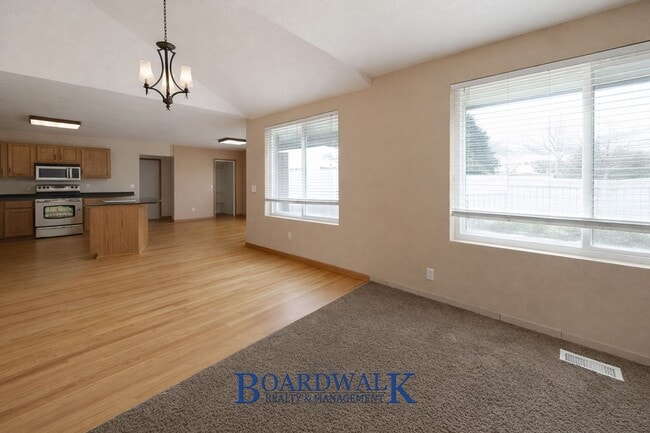 Building Photo - Beautiful 6 Bedroom Home in Sandy!