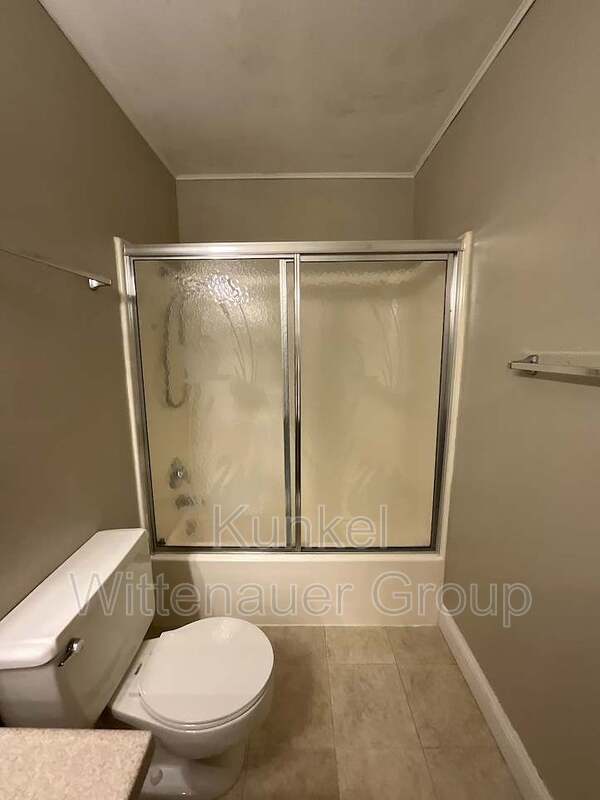 Building Photo - 711 White Oak Dr