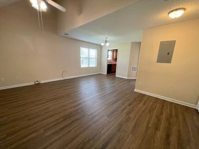 Building Photo - Pre-Leasing for August 2026 WITH FENCED IN YARD!