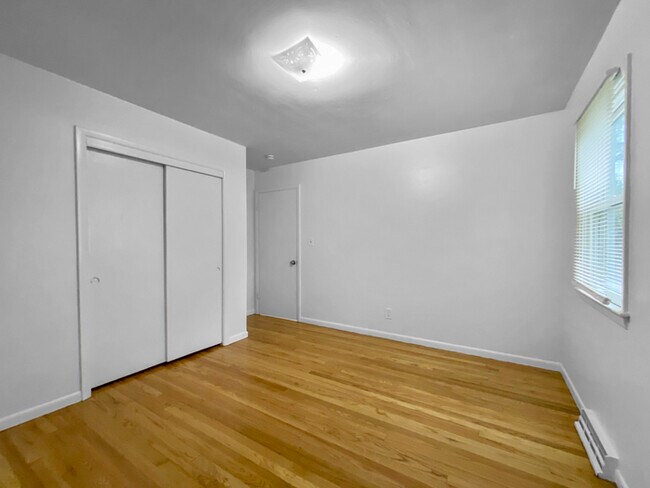 Building Photo - Charming and Spacious 4-Bedroom, 2-Bathroo...