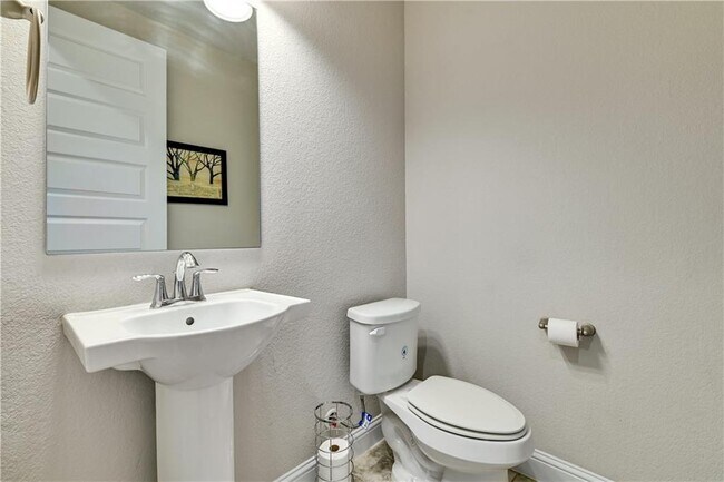 Building Photo - 6825 Leonardo Dr