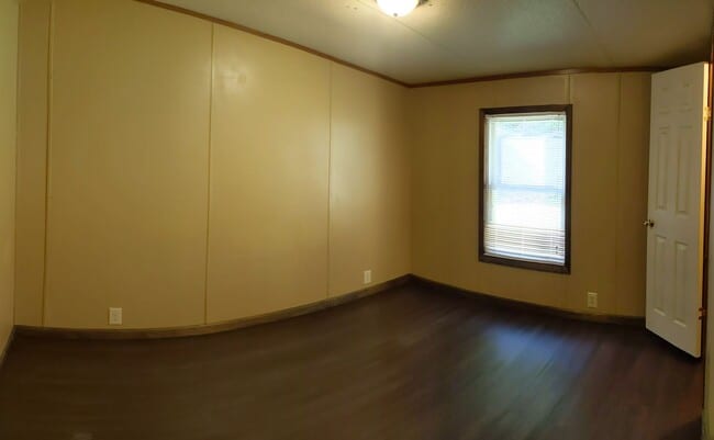 Building Photo - Great 3 Bedroom 2 Bath Home in quiet resid...