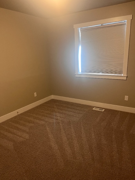 Building Photo - 2475 W 500 N