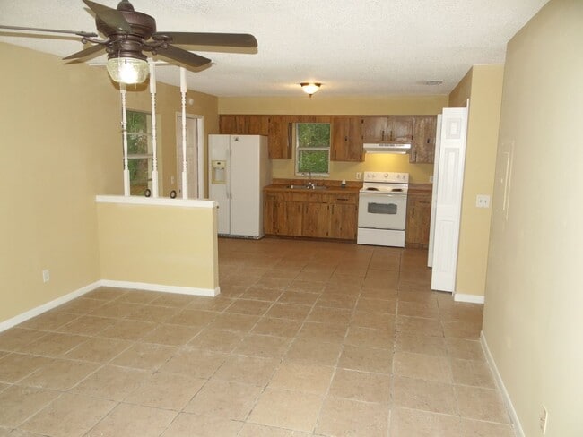 Building Photo - 2/1 rental - Move in special