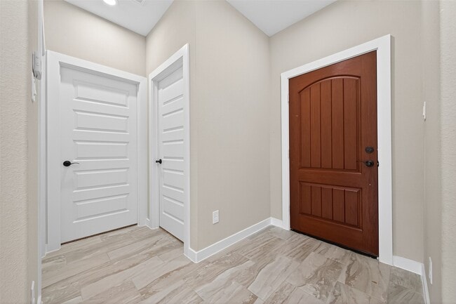 Building Photo - 1107 Lyle W Ave