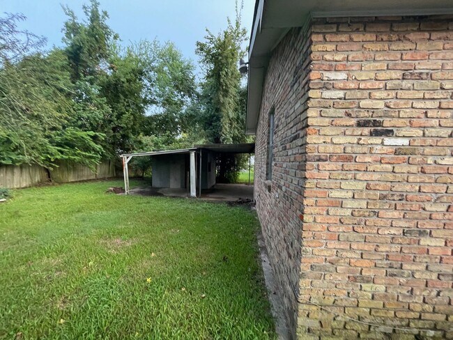 Building Photo - 3 bedrooms 2 baths - Section 8 Accepted