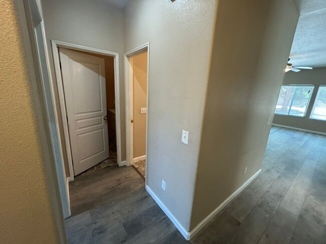 Building Photo - 3 Bedroom 2 Bathroom Home in SW Visalia! Close to Shopping and Restaurants!