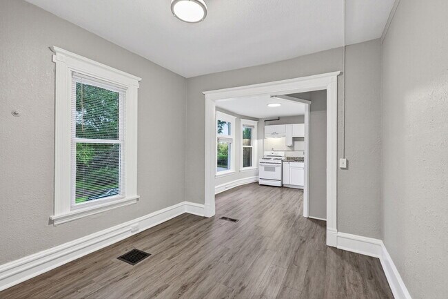 Building Photo - 812 7th St SE