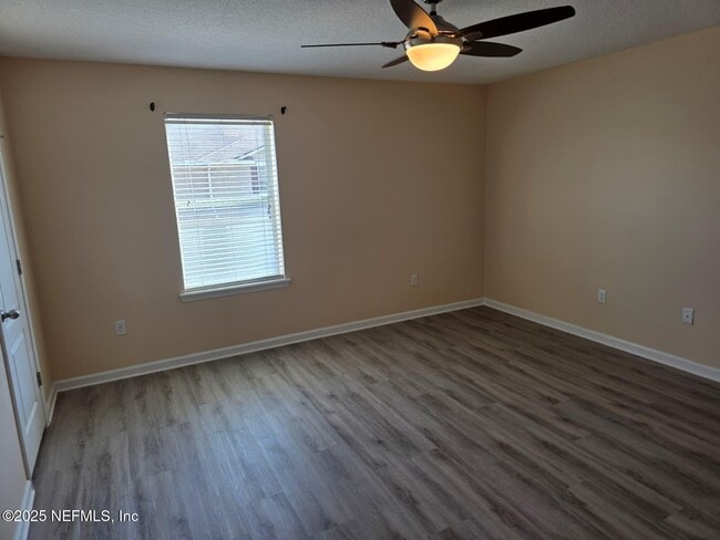 Building Photo - 498 Walnut Dr