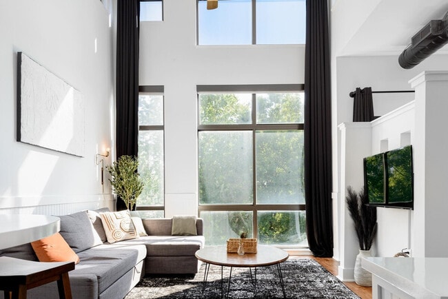 Primary Photo - 700 N Graham St