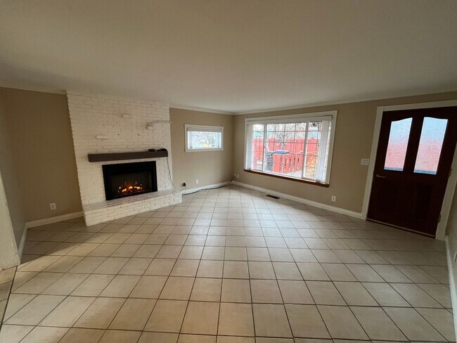 Building Photo - Single Level Home Close to Downtown Redmond - Yard Care Included