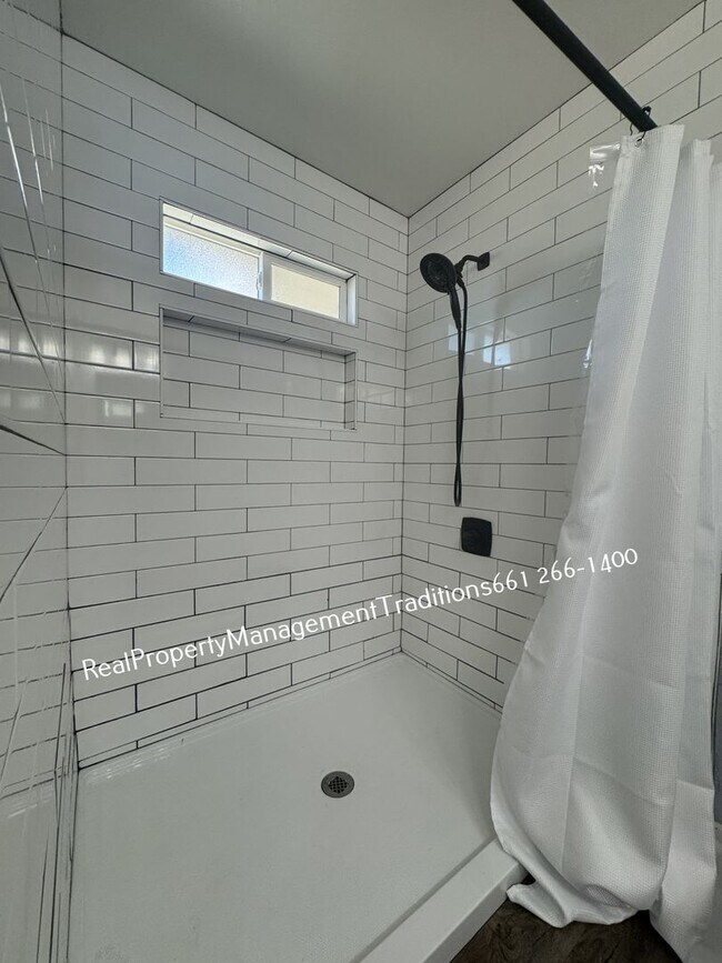 Building Photo - Elegant  4 Bed 2 Bath Home