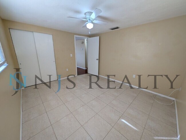 Building Photo - Spacious 2 bedroom home with INDOOR LAUNDRY, a FULL garage, and fenced in yard!!