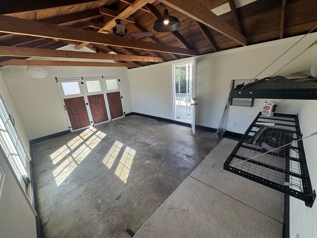 Building Photo - 2 bedroom | 1 bathroom | Tahoe Park single...