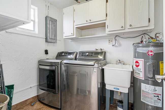 Building Photo - 2722 Peer Ln