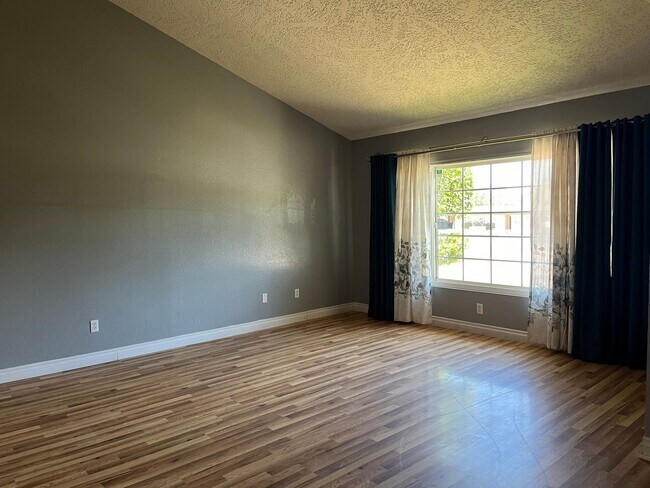 Building Photo - 4-Bedroom Home in Hesperia!