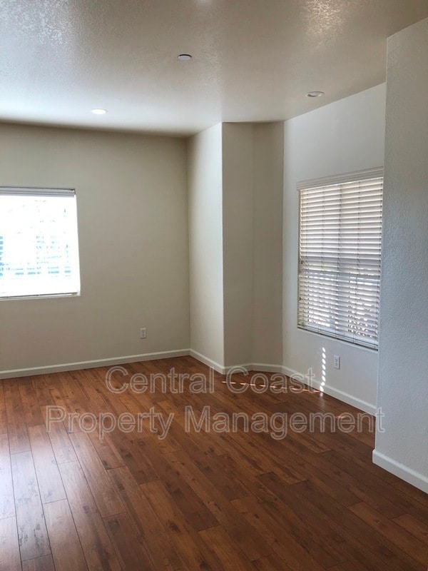 Building Photo - 10 Carmel Cir