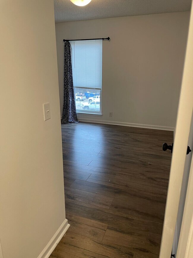 Building Photo - Awesome 2 Bedroom Condo Near the River!