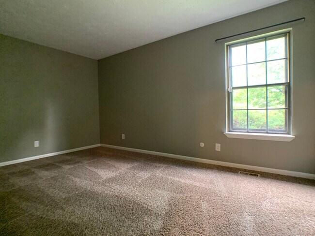 Building Photo - Cute Ranch in Lawrence with a Deck!