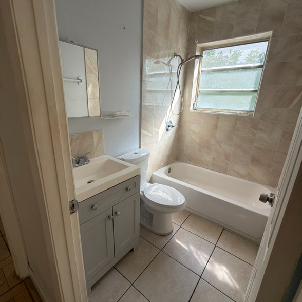 Building Photo - 1716 SW 11th St