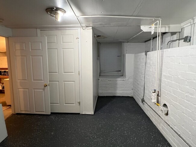 Building Photo - Spacious 3+ bed/2 bath home! Large fenced yard, garage, shed, w/d, a/c, d/w & more!