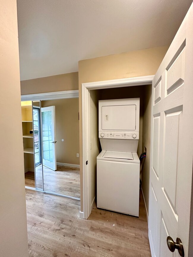 Building Photo - Quiet 1 Bedroom 1 Bathroom Furnished Apartment Home Available 06/01/2026 Rent Price Includes ALL ...