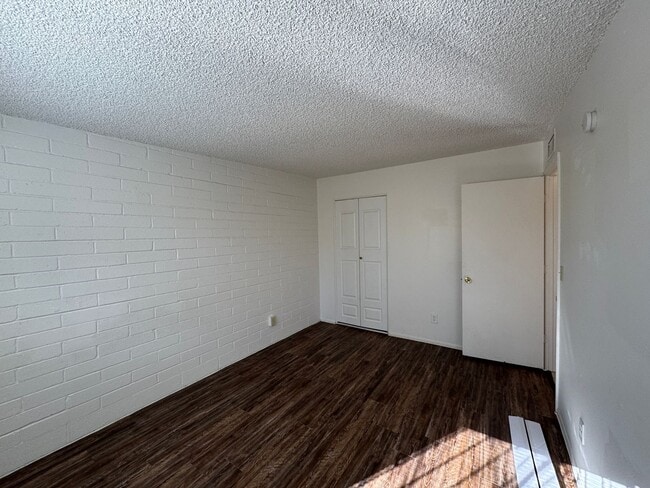 Building Photo - 2Bdm 1 Bath, Washer/Dryer Hookups, Will no last long!