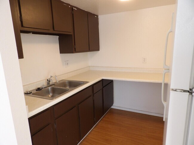 Building Photo - 1545 E 6th St