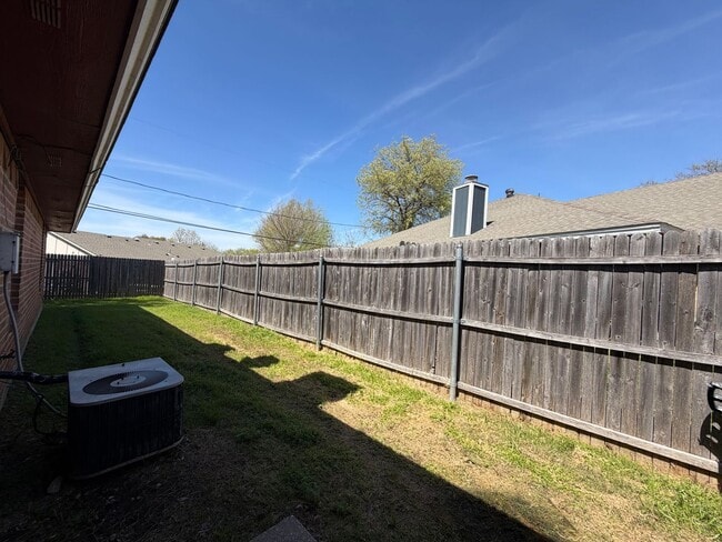 Building Photo - AVAILABLE NOW 3 BEDROOM 2 BATH DUPLEX IN NORTH RICHLAND HILLS
