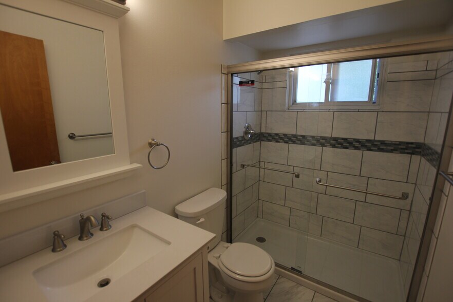 bathroom - 2722 Crooks Rd