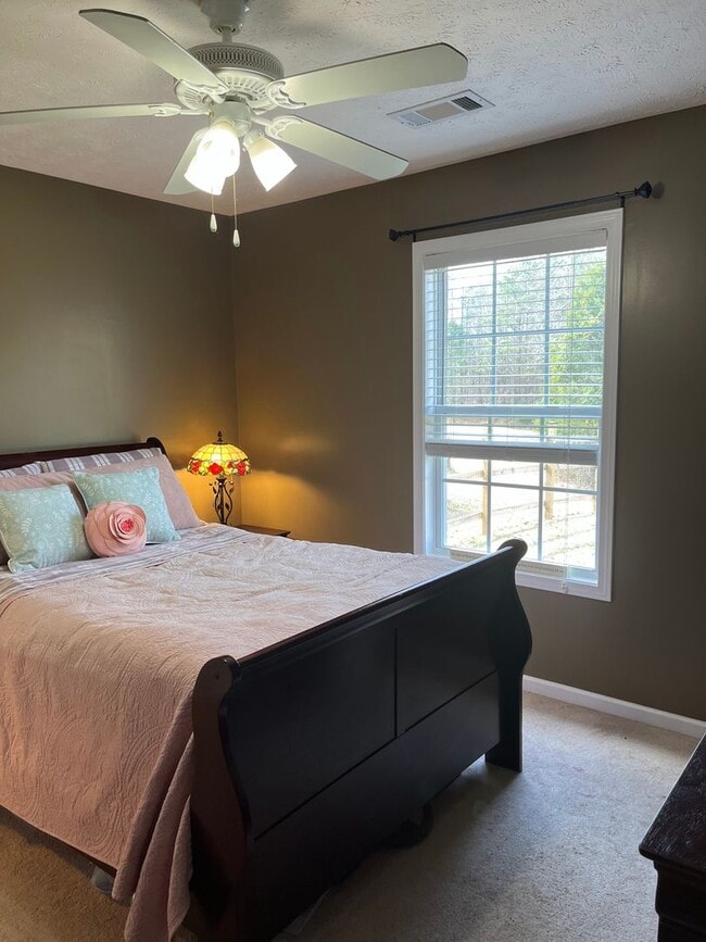 Building Photo - 4 Bedroom home in Smiths Station