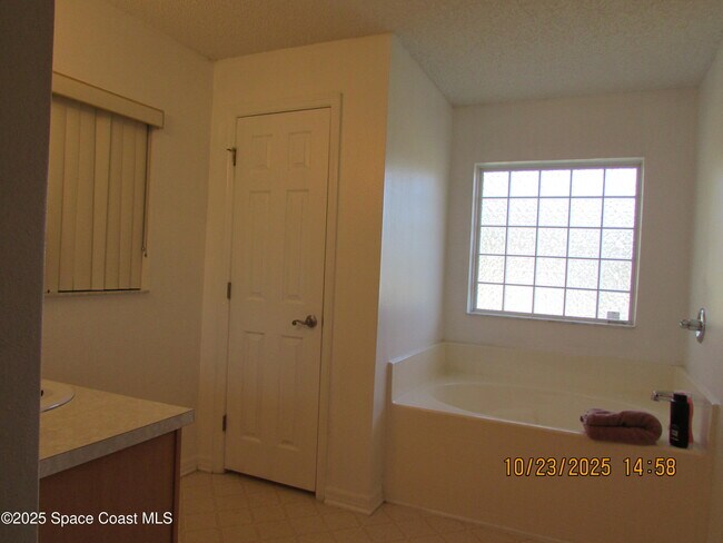 Building Photo - 534 White Plains Ave SW