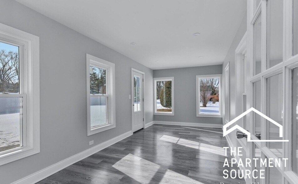 Building Photo - 702 Hammerschmidt Ave