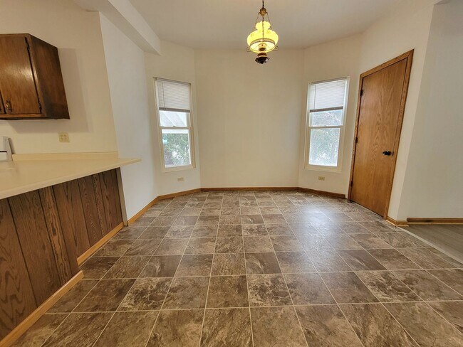 Building Photo - 322 1/2-316-312 W Columbia St