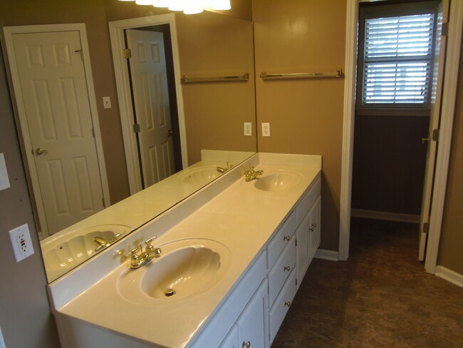 Building Photo - Call Tonia Rollins (501)626-9917