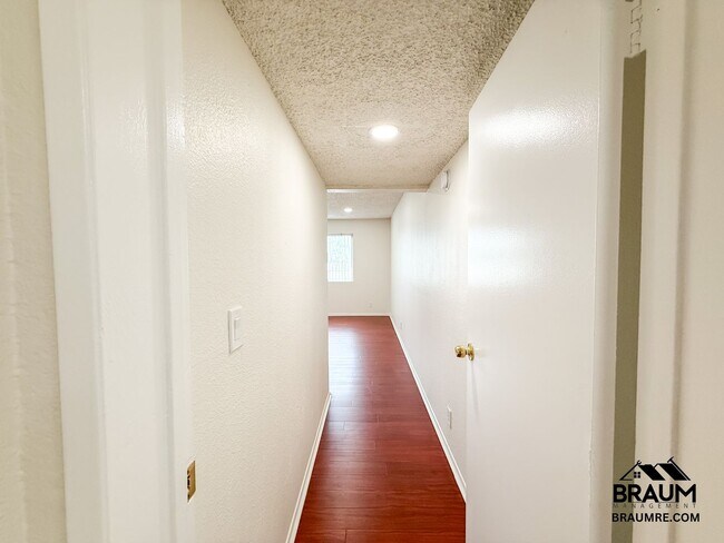 Building Photo - 221 W Elm Ave