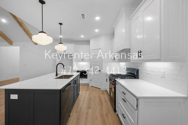 Building Photo - 4 Bed, 2 Bath Home