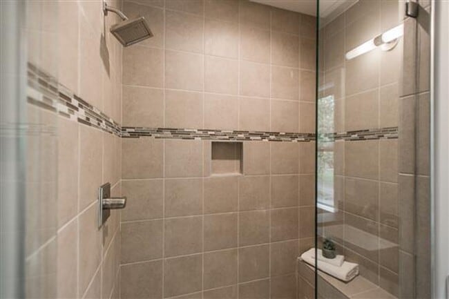 Building Photo - Huge East Nashville Home just steps to the...