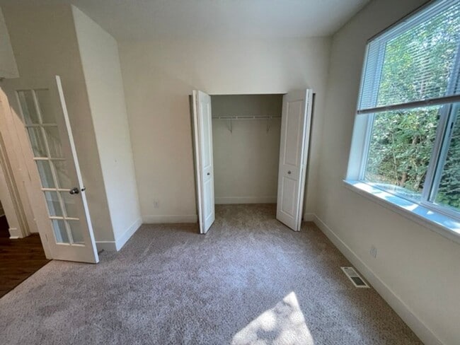 Building Photo - Extremely Spacious 5BD/3BTH Home For Lease...