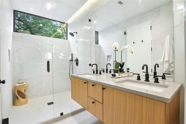 Building Photo - 1111 W 31st St