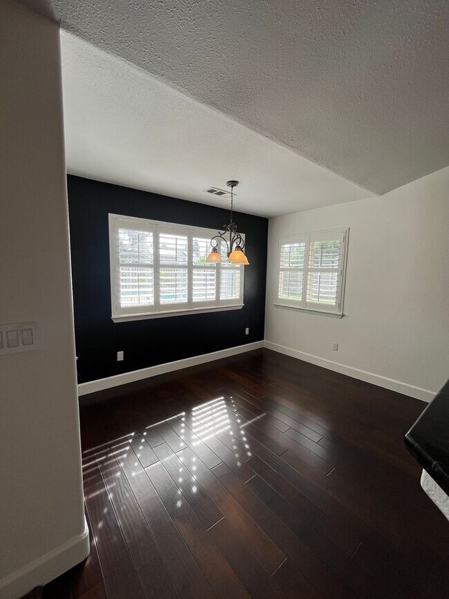 Building Photo - Beautiful Southside Visalia Home! Coming Soon!