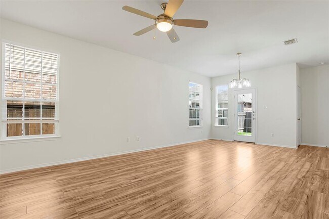 Building Photo - 128 Holstein St