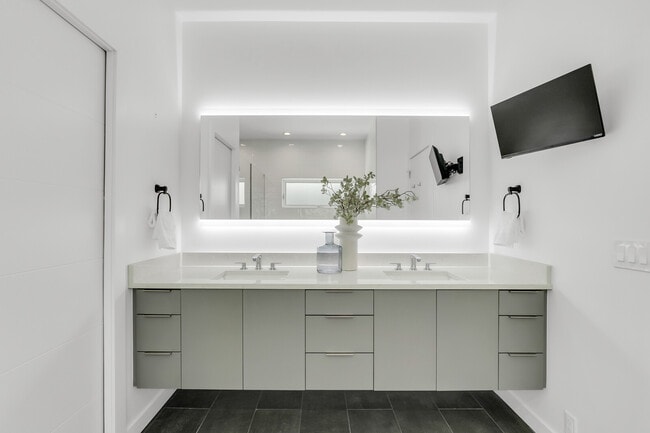 Building Photo - 905 Bay Point Dr