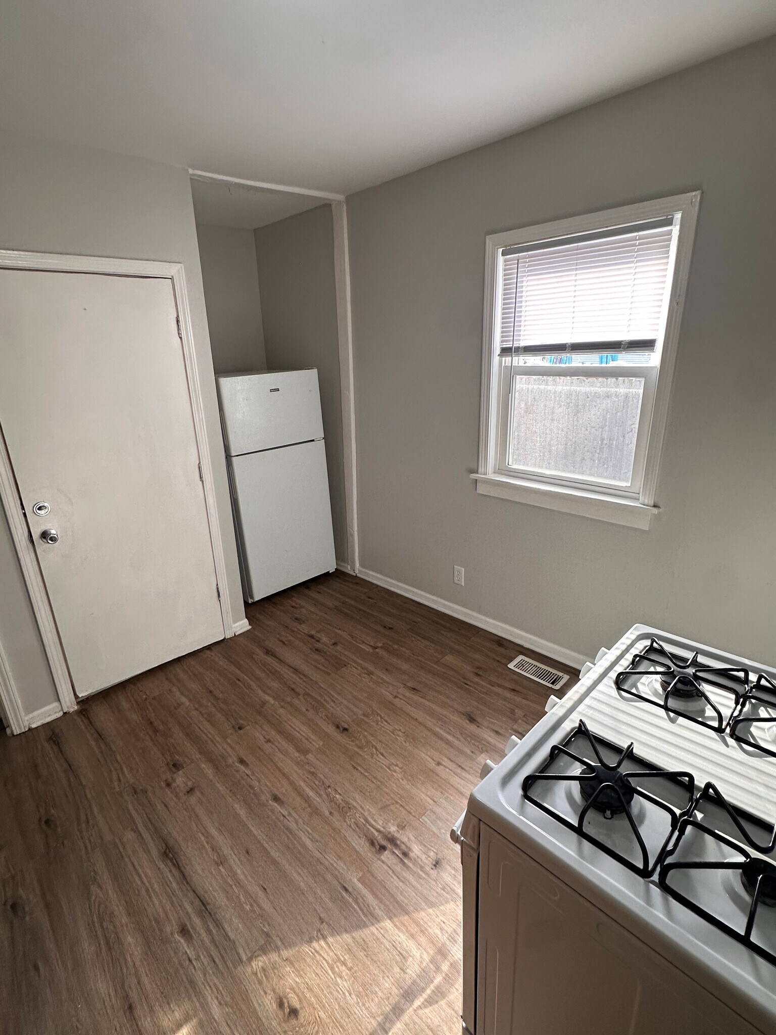 Building Photo - 1030 N Parkside Ave