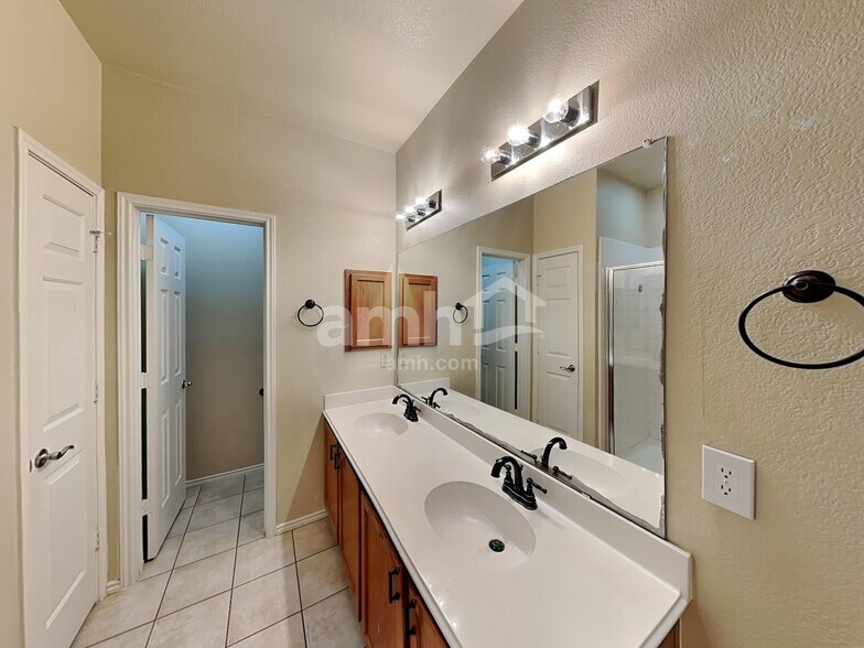 Building Photo - 3917 Cane River Rd