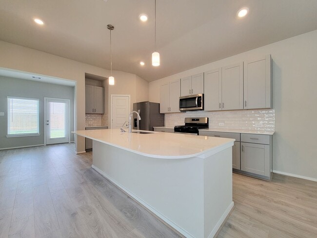 Building Photo - Single-story layout features a bright, open concept living area, dining space, and kitchen. Pebbl...